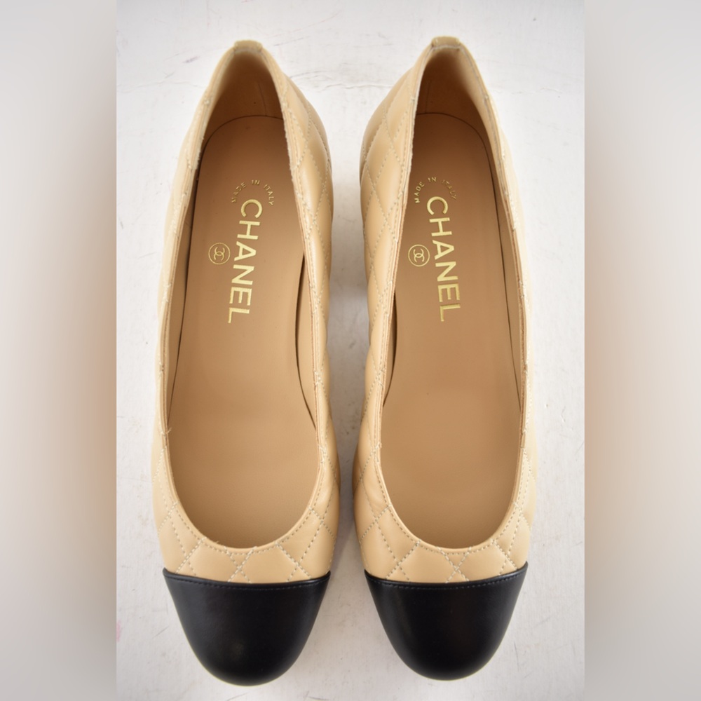 Chanel 24B Beige Lambskin Quilted Black Cap CC Logo Gold Block Heel Pumps 37.5 - Picture 10 of 16